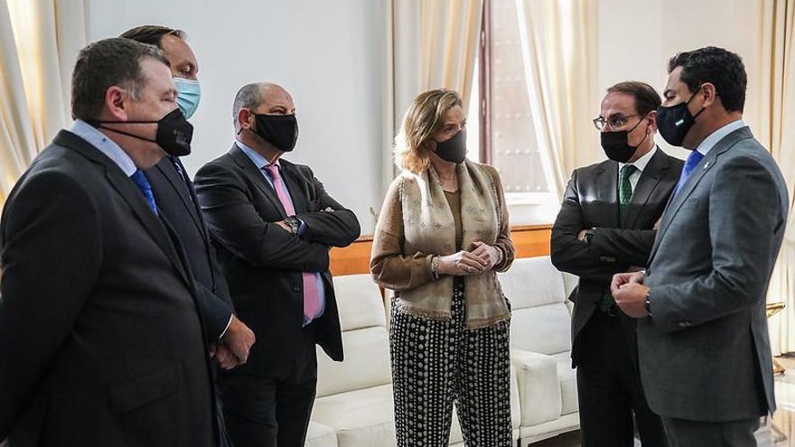 Moreno lanza el decreto que simplifica 300 trámites de la Junta para agilizar el negocio a empresas y constructores