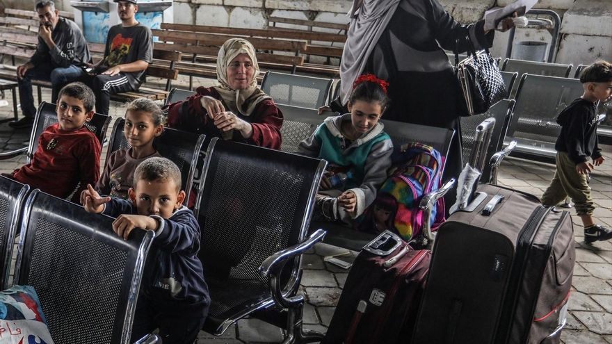 Pagar miles de dólares a intermediarios egipcios para salir de Gaza: "Tratan de comerciar con la sangre de los gazatíes"