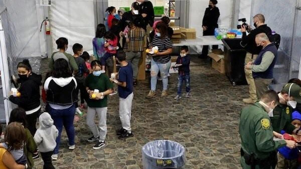 Imágenes de los centros de menores migrantes no acompañados compartidas por el Gobierno de Biden