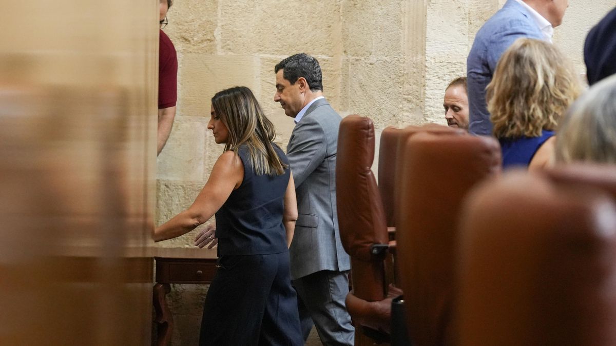 Juanma Moreno abandona el Parlamento antes de finalizar su intervención en la sesión de control en protesta por la reacción de la bancada socialista.