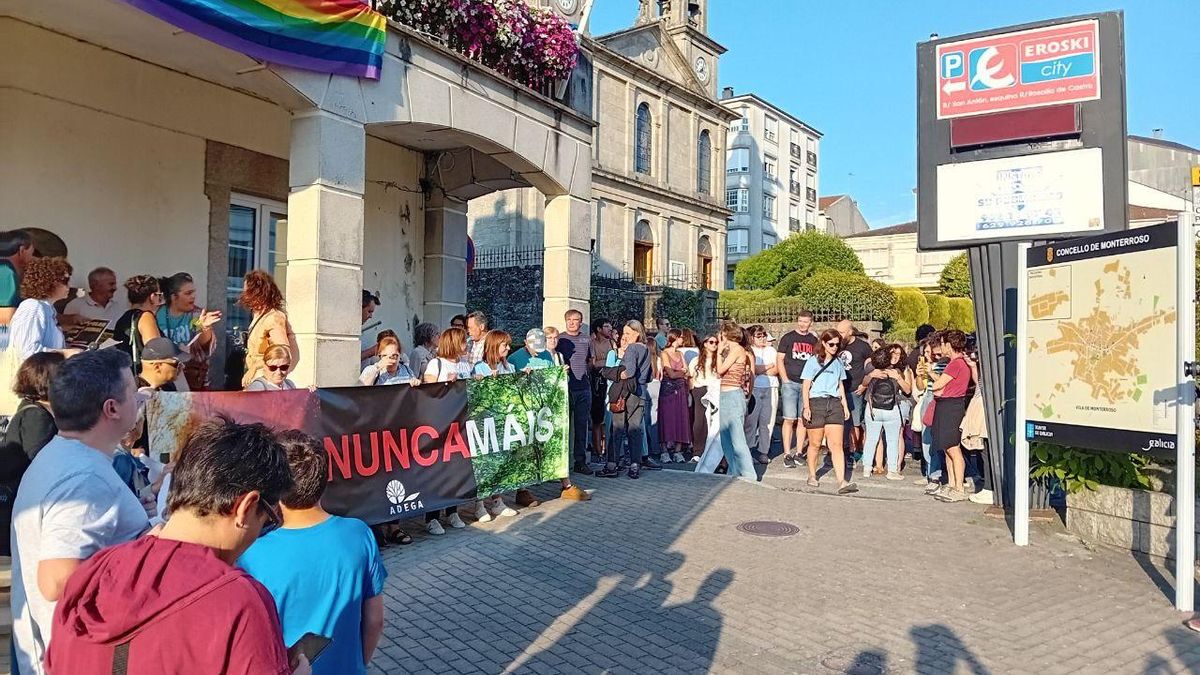 En Monterroso (Lugo) también ha habido una protesta tras la ola de incendios que ha arrasado al menos 90.000 hectáreas en lo que va de mes de agosto.