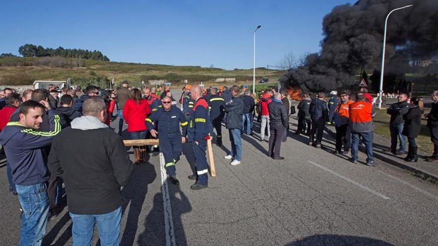 Los trabajadores de Alcoa cortan la carretera frente a la fábrica de Avilés