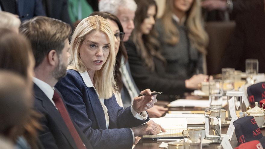 Trump celebra con su gabinete sus primeros 100 días y culpa a Biden del "caos" económico