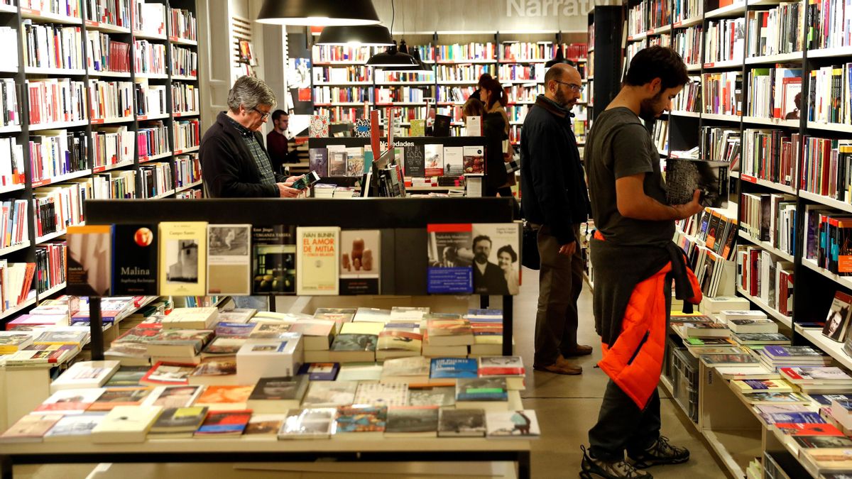Varias personas en una librería