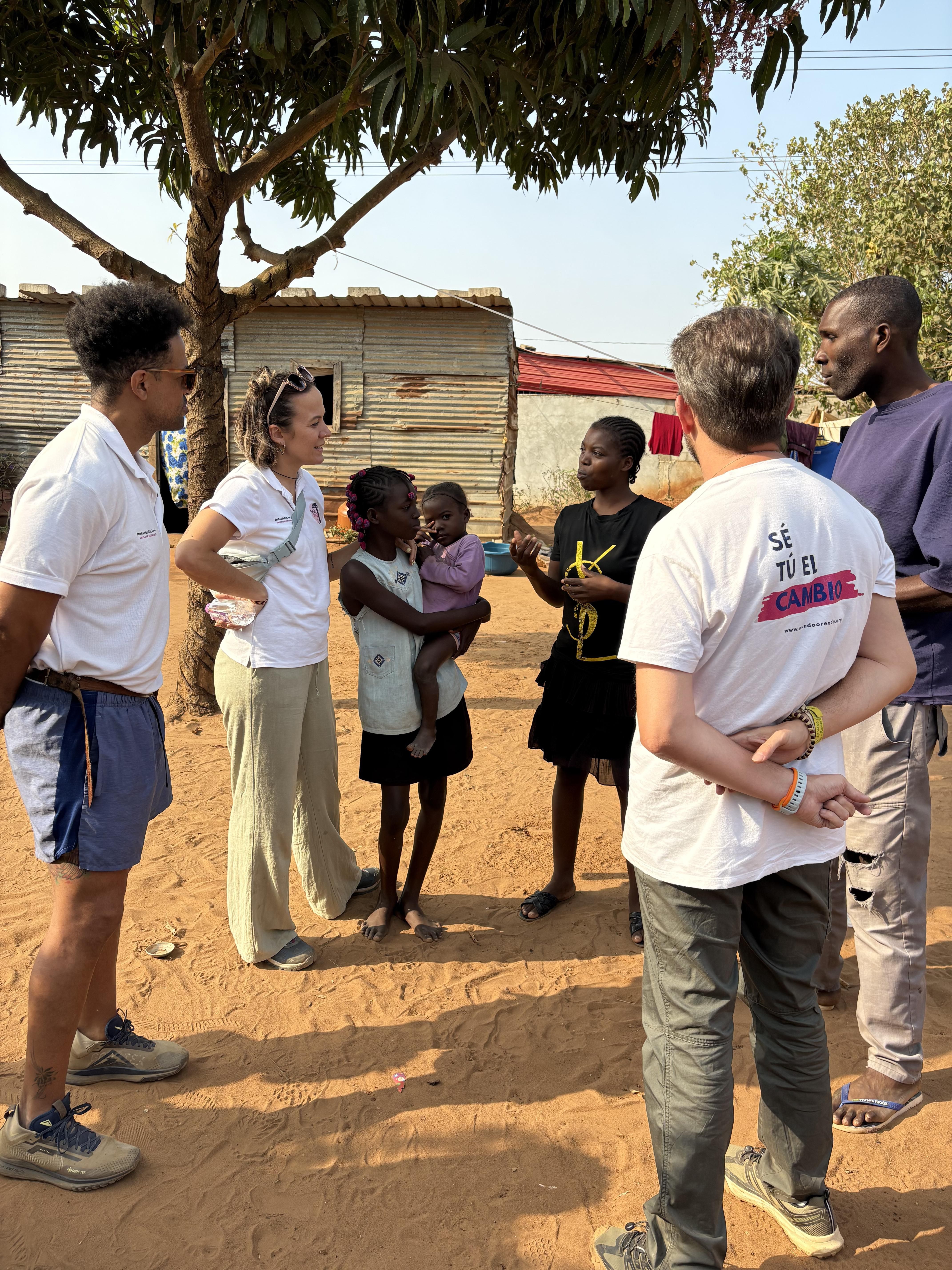 Bernard, Rebeca y José Luis, durante una de las tutorías con los padres en casa de una alumna