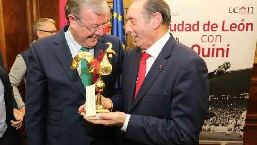El alcalde de León, Antonio Silván, entrega a Quini el Gallo de San Isidoro.