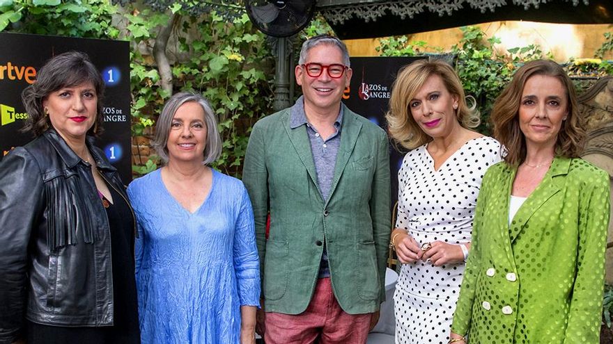 Boris Izaguirre, acompañado por las responsables del programa, TVE y Tesseo