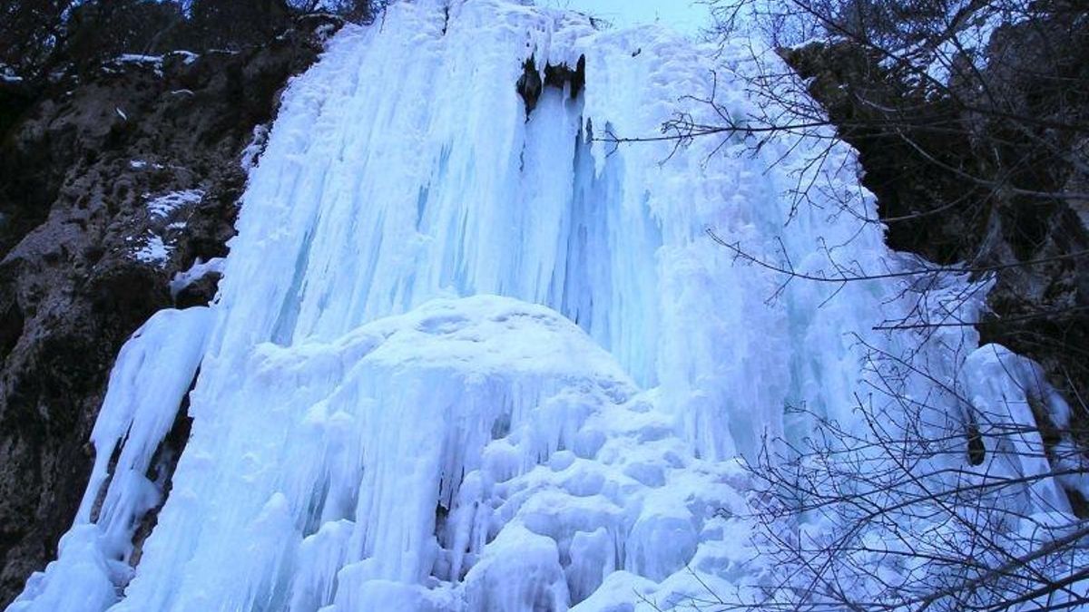 El intenso frío de estas elevadas altitudes llega a congelar por completo el flujo continuado del agua