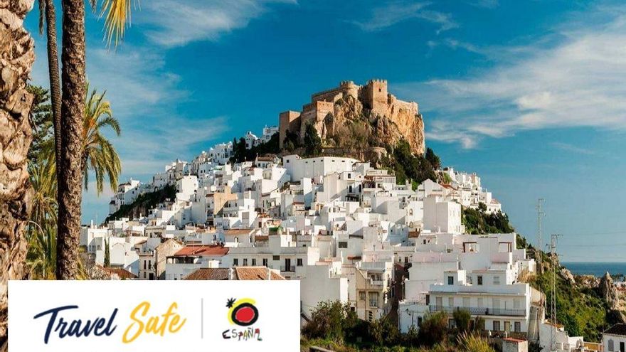 El bonito enclave encaramado a un peñón en el que puedes visitar un castillo nazarí y desconectar en sus inmensas playas