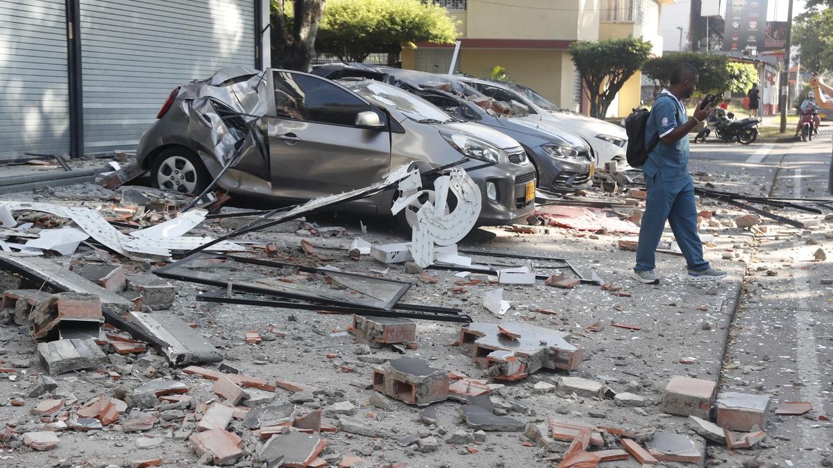 Un coche destrozado tras el terremoto en Cali (Colombia).