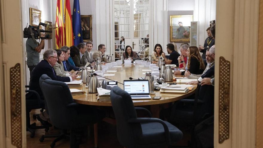 Compromís y PSPV fuerzan al PP y a Vox a votar la pérdida del aforamiento de Mazón y que publique sus Whatsapp de la dana