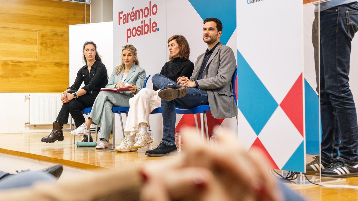La líder de Sumar, Yolanda Díaz (2i); la candidata a la Presidencia de la Xunta, Marta Lois (2d), y el portavoz de Sumar Galicia, Paulo Carlos López (1d), durante un acto de campaña en la Facultad de Políticas de Santiago, a 15 de febrero de 2024.