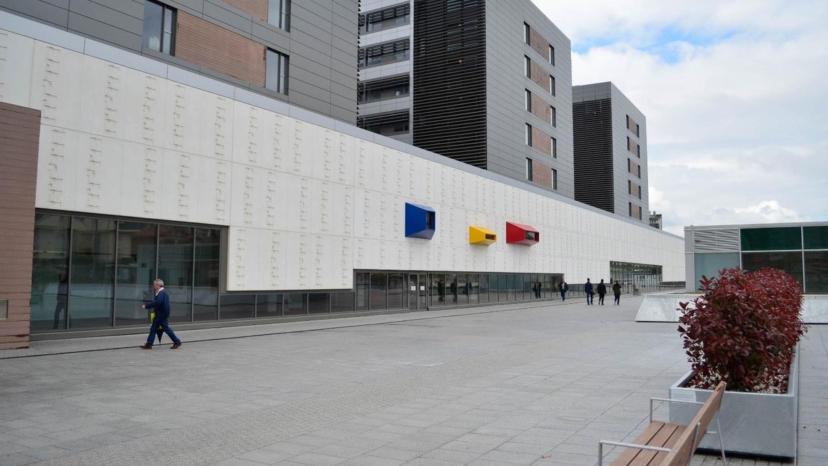 El Parlamento aprueba que el aparcamiento del Hospital Valdecilla sea gratuito para pacientes, familiares y trabajadores