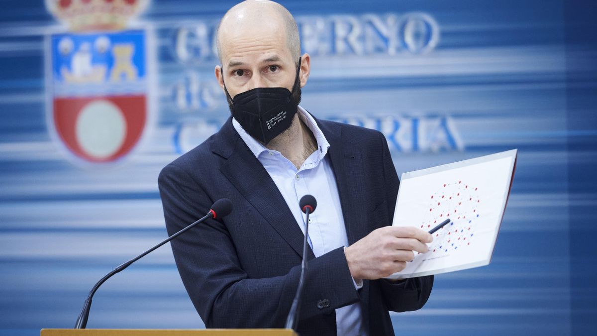 El director general de Salud Pública, Reinhard Wallmann, en una rueda de prensa para informar sobre la evolución epidemiológica del COVID-19 en Cantabria