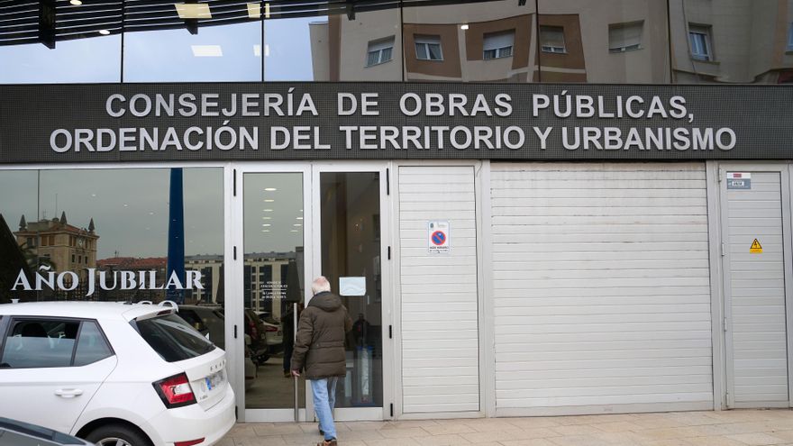 La fachada de la Consejería de Obras Públicas, Ordenación del Territorio y Urbanismo del Gobierno de Cantabria, hoy denominada de Fomento, Ordenación del Territorio y Medio Ambiente