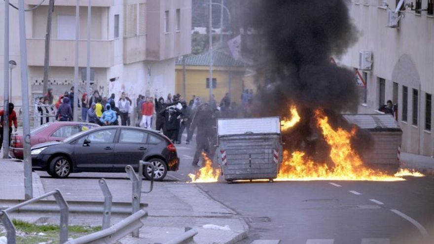 Disturbios en un barrio de Melilla con barricadas y quema de contenedores