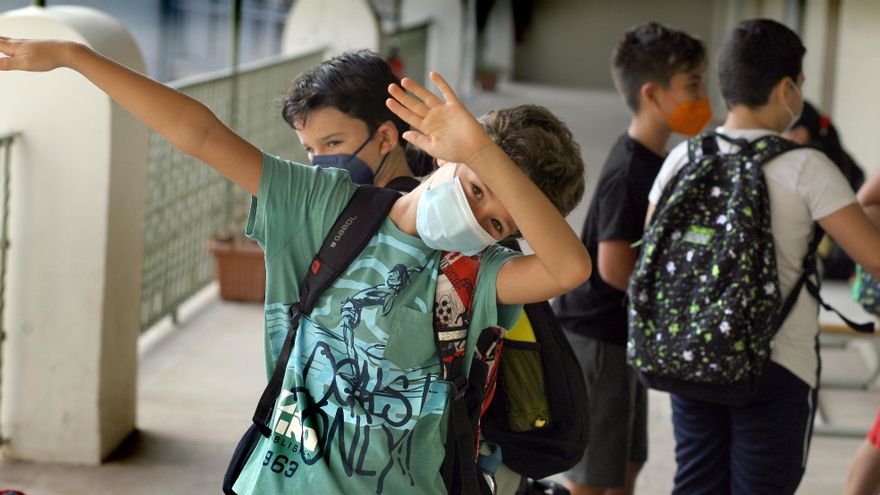 Un niño saluda en el primer día del curso antes de entrar a clase en el colegio Balmes de València.
