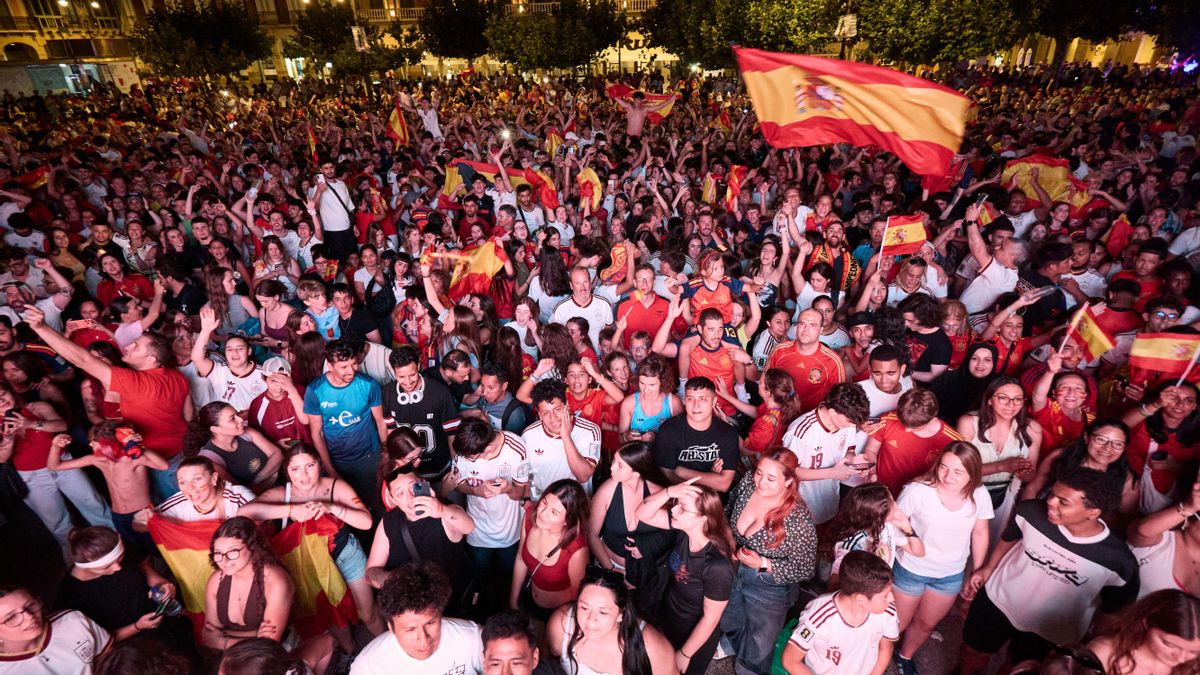 La afición española celebra la victoria de España durante la final del Mundial de fútbol 2026, en la plaza del Castillo de Pamplona