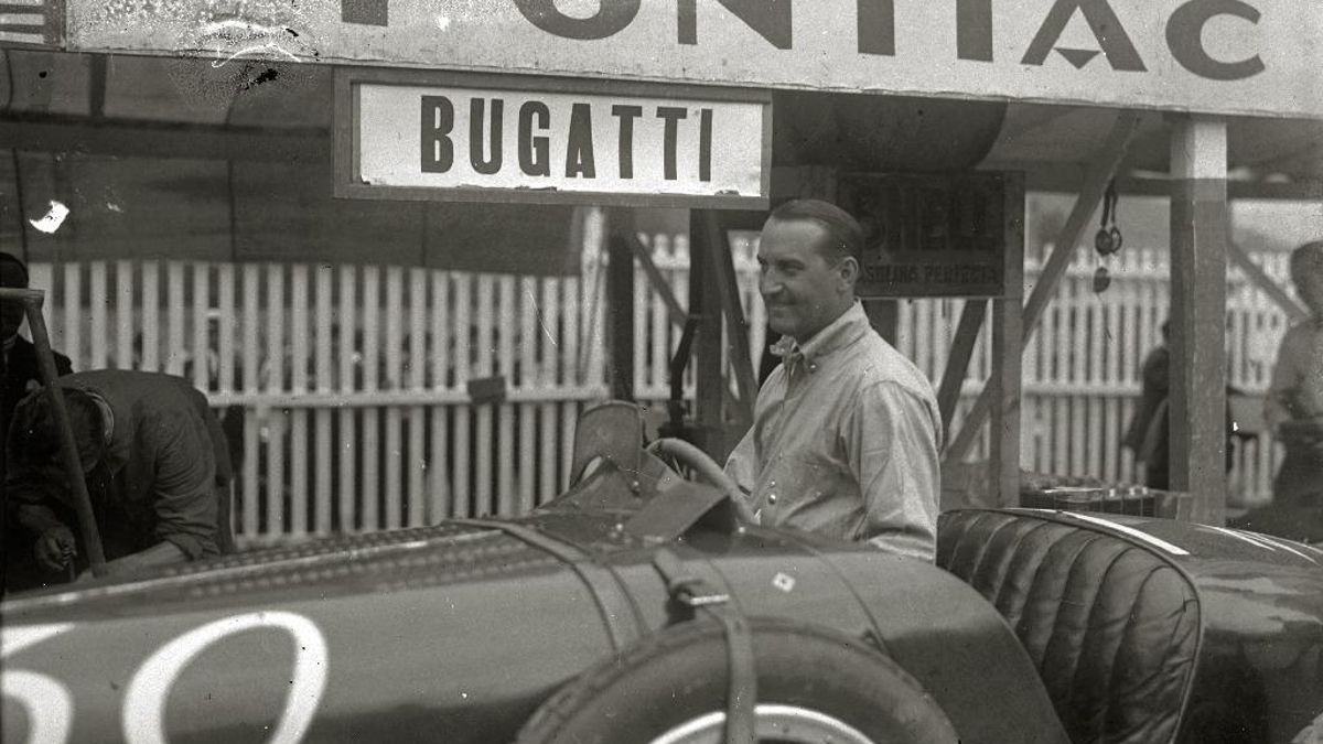 El piloto Jules Ferry en su Bugatti T35 en boxes