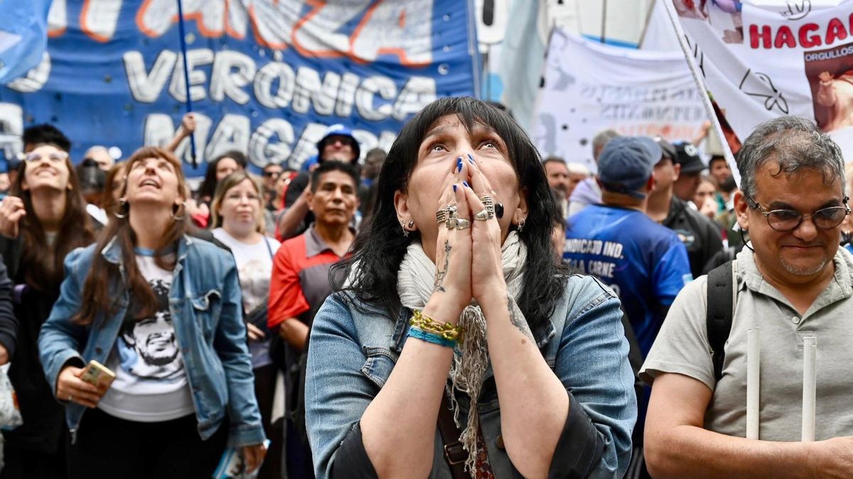 Una multitud espera la salida de Cristina Fernández de Kirchner en el balcón para celebrar el 17 de octubre.