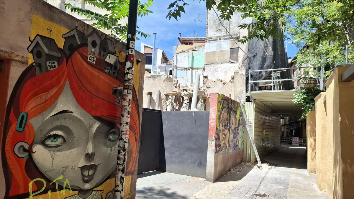 Exterior de la calle Estébanes de Zaragoza con el edificio derruido