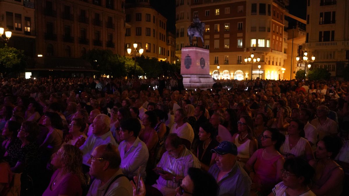 Manuel Lombo abrió la 17ª edición de La Noche Blanca en una abarrotada plaza de Las Tendillas