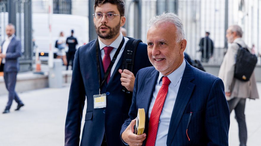 El ministro de Política Territorial, Ángel Víctor Torres, llega a un pleno en el Congreso de los Diputados, a 10 de septiembre de 2025, en Madrid (España).