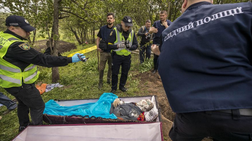 El proceso de exhumación de un ciudadano ucraniano que resultó muerto a causa de los impactos de artillería durante un ataque ruso, en Járkov, el 27 de mayo 2022. EFE/Esteban Biba