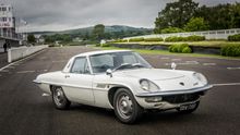 Mazda Cosmo, gran turismo universal. Reminiscencias del Jaguar E-Type en el frontal e inspiración del Ford Thunderbird en la zaga garantizaban estar a la moda a mediados de los sesenta.