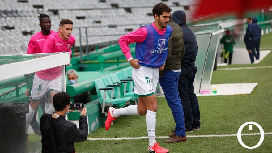 Bernardo Cruz saltando al terreno de juego