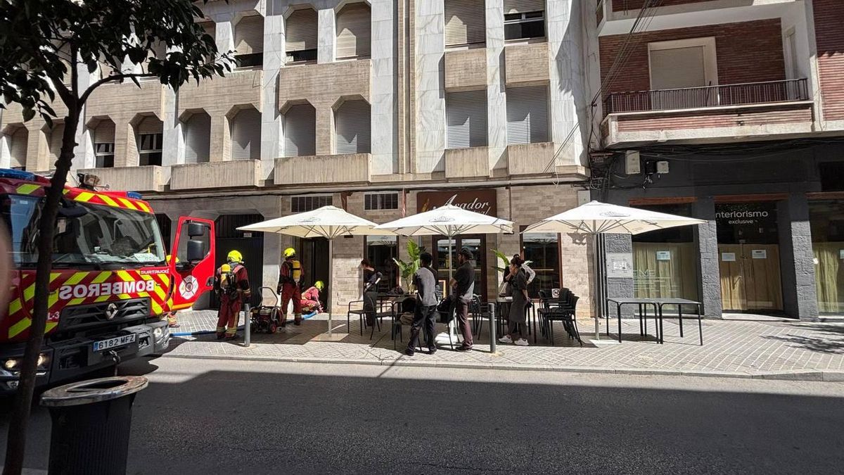 Los bomberos acuden a sofocar un incendio dentro de un restaurante en el centro de Córdoba