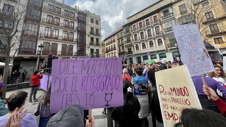 Centenares de personas toman las calles y se manifiestan en Toledo en el 8M: "Ni nietas precarias, ni abuelas explotadas"