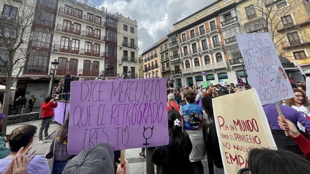 Centenares de personas toman las calles y se manifiestan en Toledo en el 8M: "Ni nietas precarias, ni abuelas explotadas"