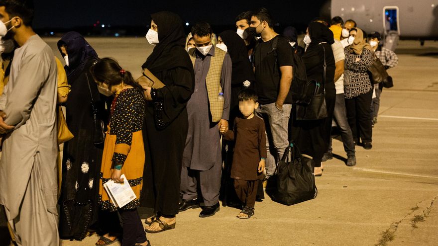 Varias personas repatriadas llegan a la pista tras bajarse del avión A400M en el que ha sido evacuados de Kabul, a 19 de agosto de 2021, en Torrejón de Ardoz, Madrid, (España).