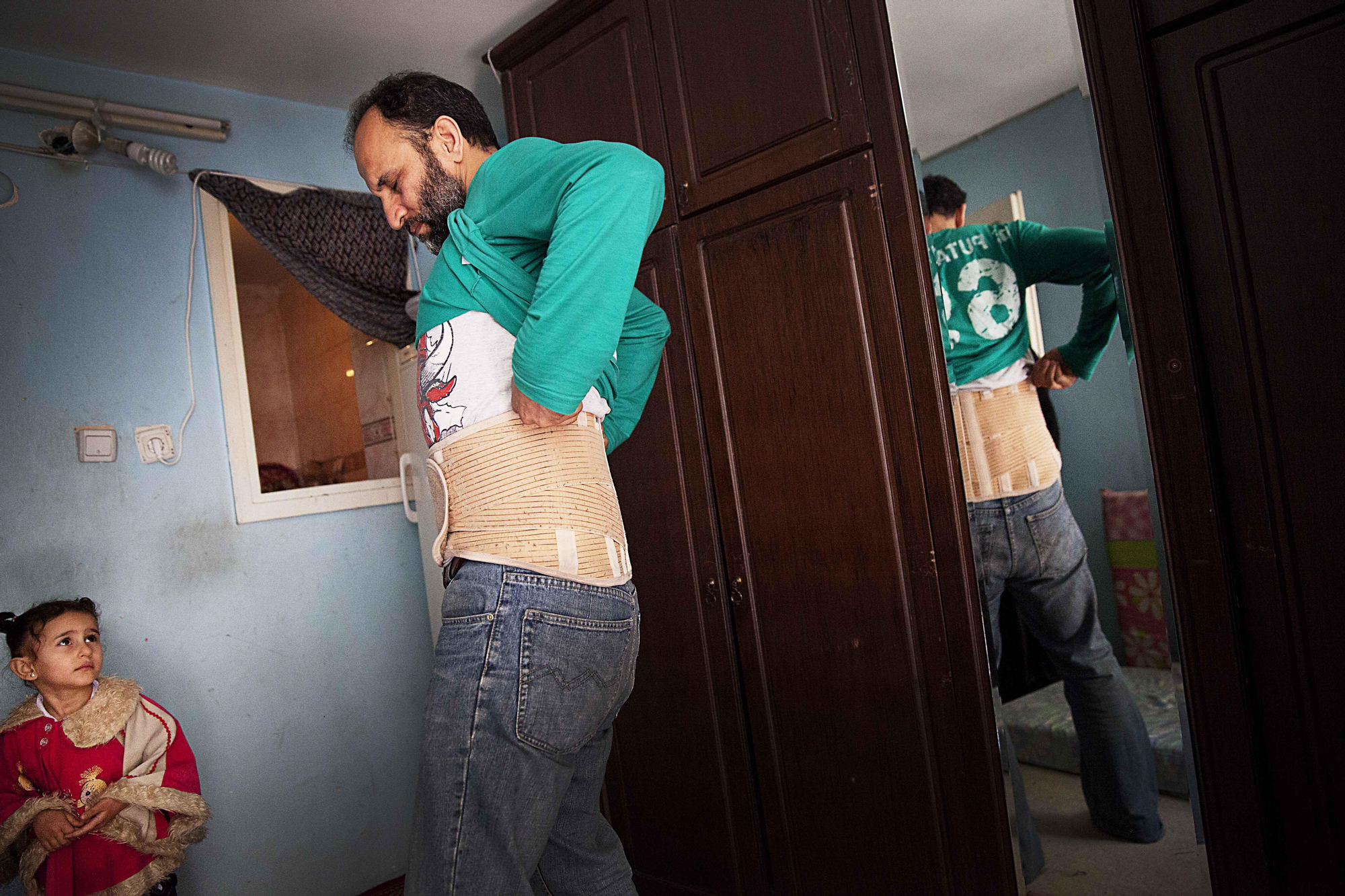 Hassan se lesionó la espalda en Siria mientras huía de las fuerzas de seguridad. Ahora vive en Estambul. No sabe si en el futuro volverá a Siria o buscará suerte en Europa. Fotografía: Anna Surinyach /MSF