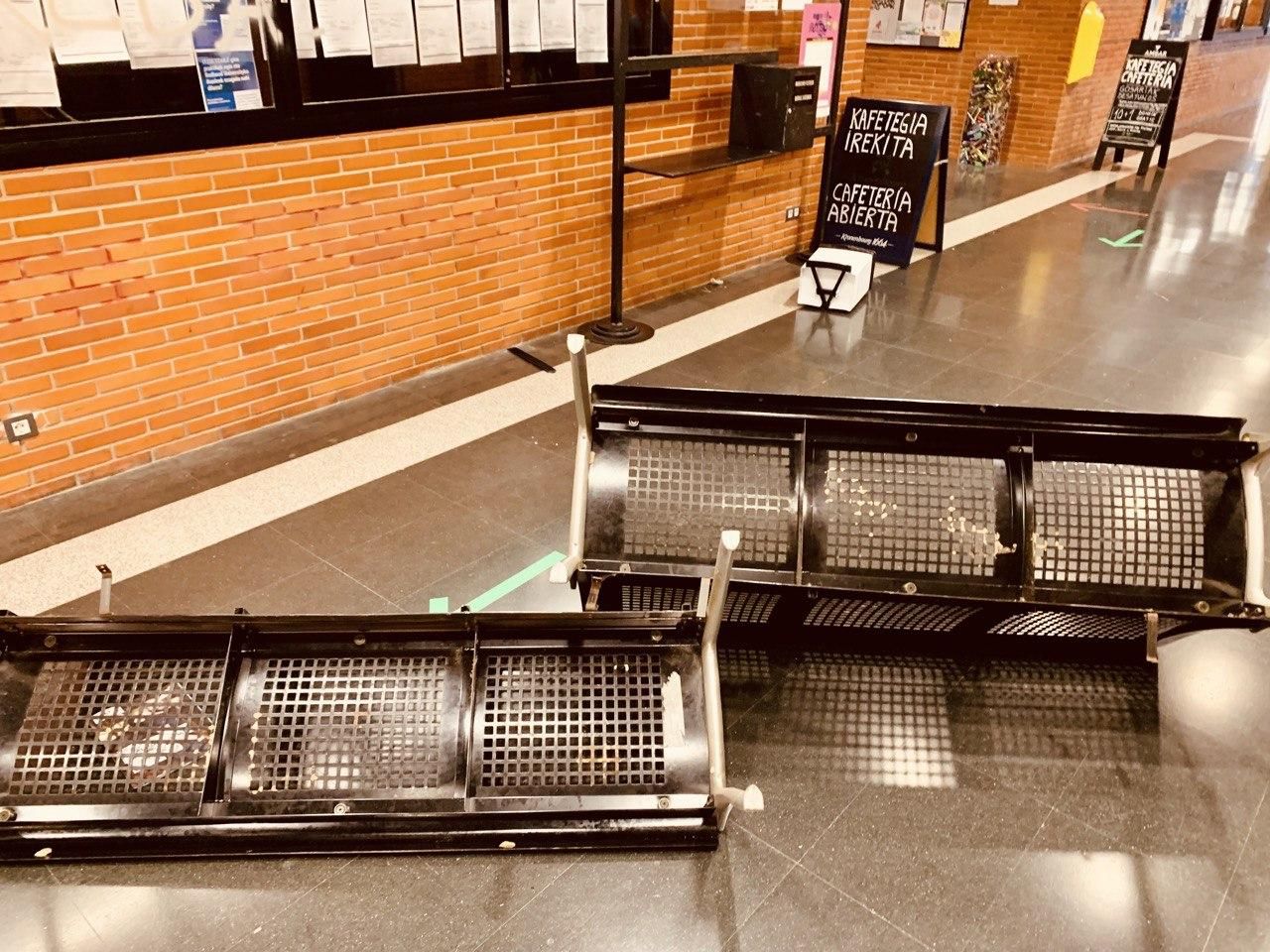 Bancos volcados en la Universidad por la huelga estudiantil