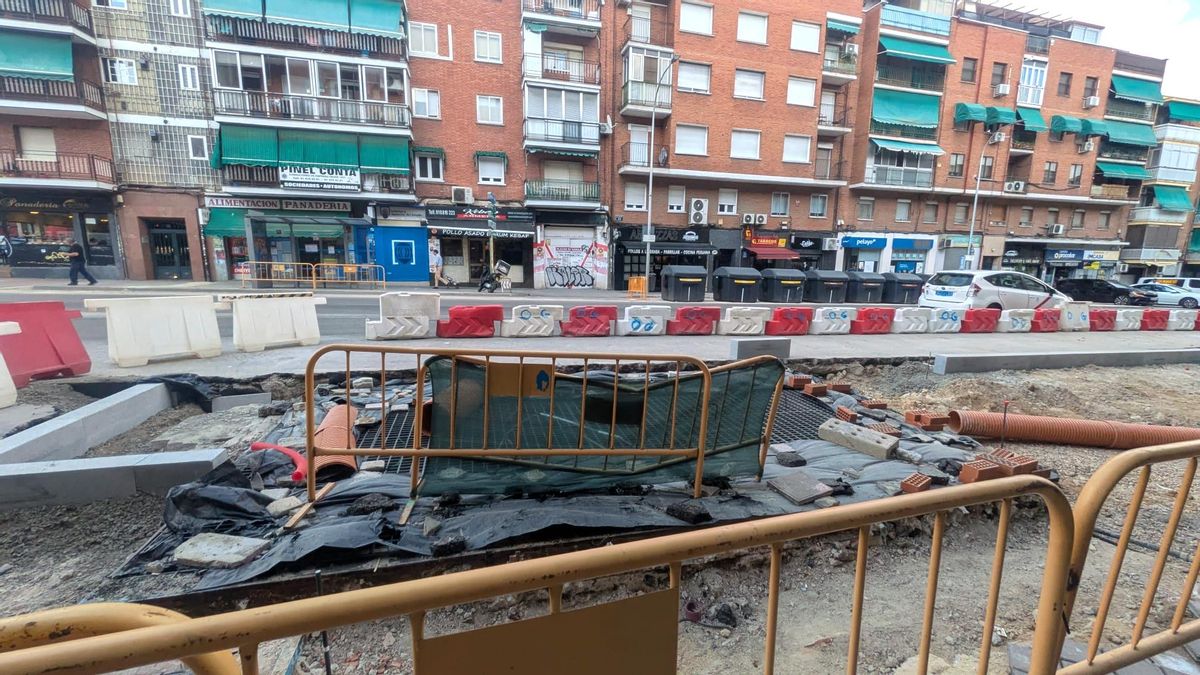 Vallas de obra y terreno levantado durante las obras para remodelar la plaza de Oporto y alrededores