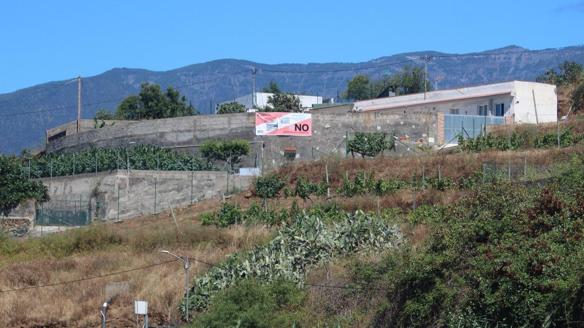 The banners have been placed in very visible locations, such as this pond located just below the large basin of La Cruz Santa.