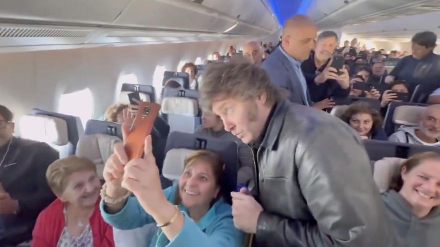 Milei regresó al país tras su gira por Israel, Italia y el Vaticano con el rediseño del Gobierno en agenda