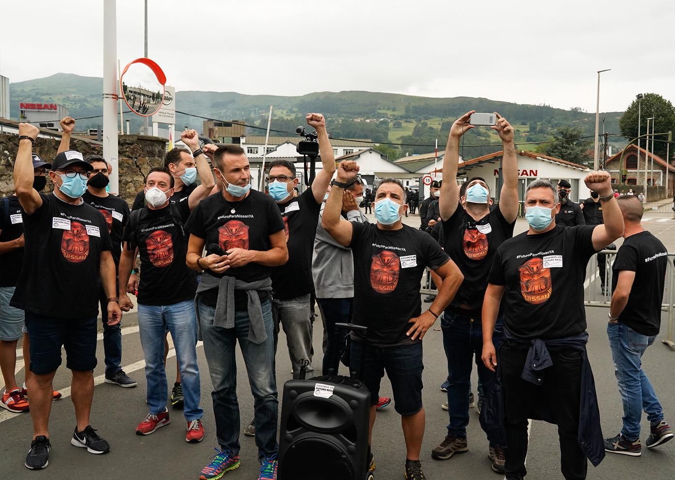 Trabajadores de Nissan en Barcelona se manifiestan en la fábrica de Los Corrales de Buelna. | JOAQUÍN GÓMEZ SASTRE