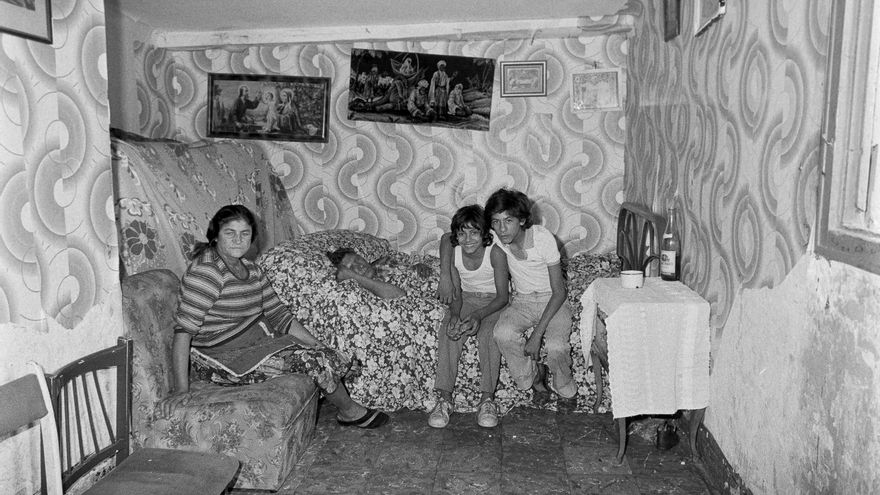 Vecinos de La Perona, realojados en un piso en la calle Agricultura, en enero de 1986.