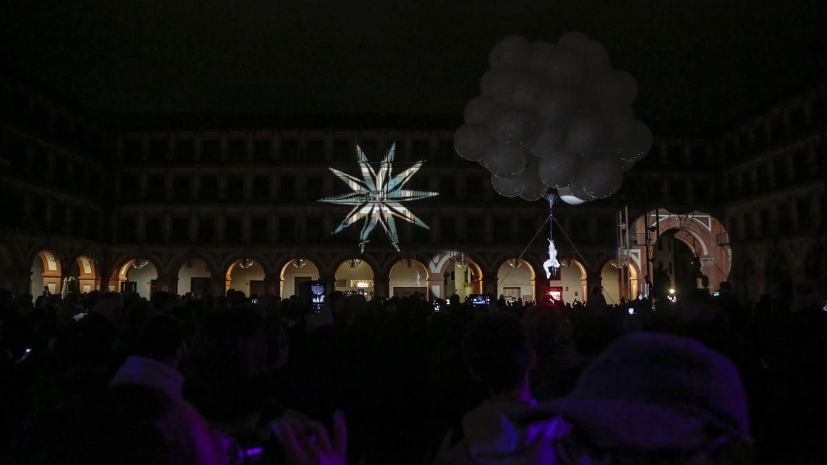 Espectáculo aéreo en la plaza de la Corredera