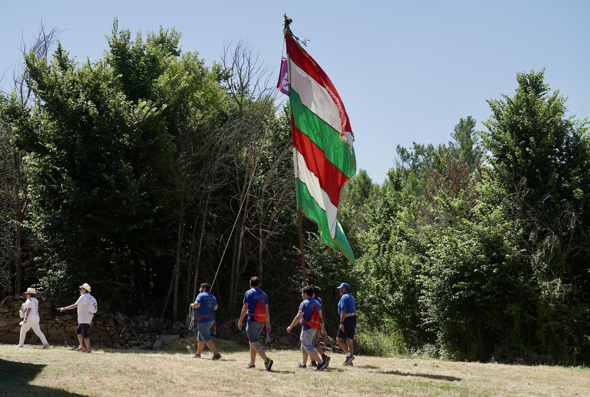 Orgullo de pendones en Oteruelo de la Valduerna para airear la seña de identidad leonesa