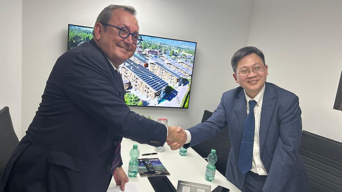 Santiago Marrero Jaimez, presidente del Parque Tecnológico ESGC, junto a Charles Jiang, vicepresidente global de LONGi Solar DG, en la firma del acuerdo.