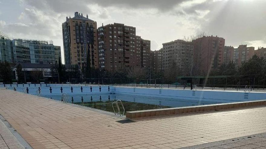 La piscina pública “maldita” para Almeida: tres veranos cerrada mientras el alcalde presume de nuevas aperturas