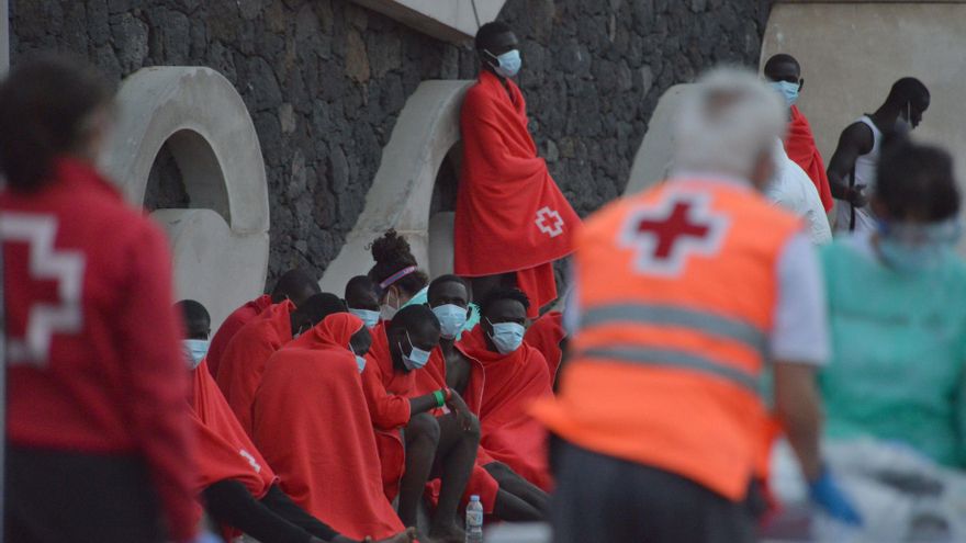 Una embarcación con 33 personas a bordo llega de madrugada a la isla de El Hierro