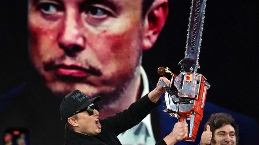 Elon Musk recibe una motosierra como regalo del presidente argentino Javier Milei durante su aparición en la CPAC