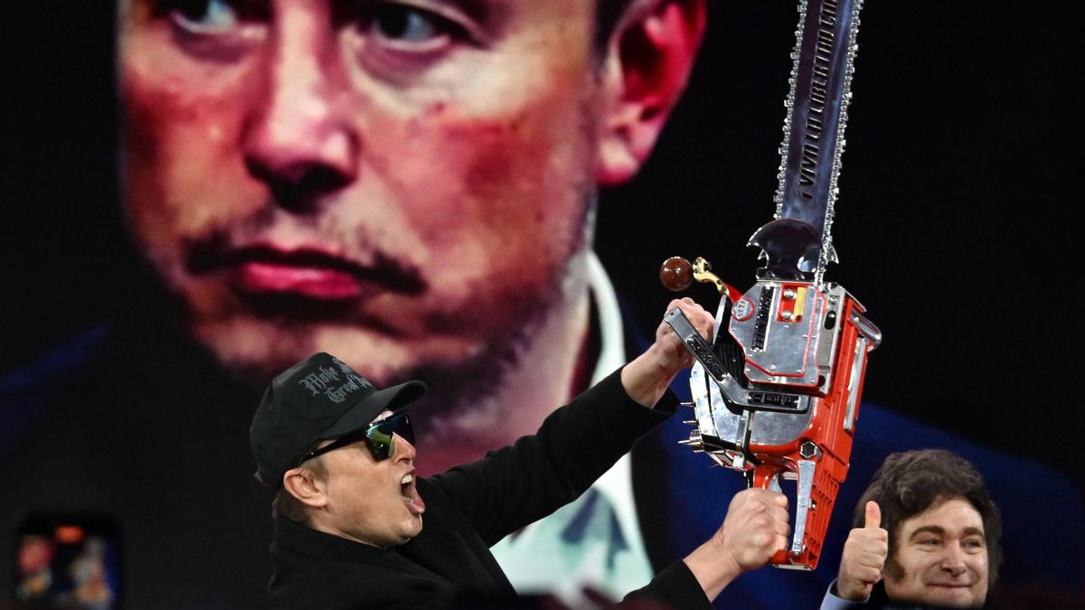 Elon Musk recibe una motosierra como regalo del presidente argentino Javier Milei durante su aparición en la CPAC