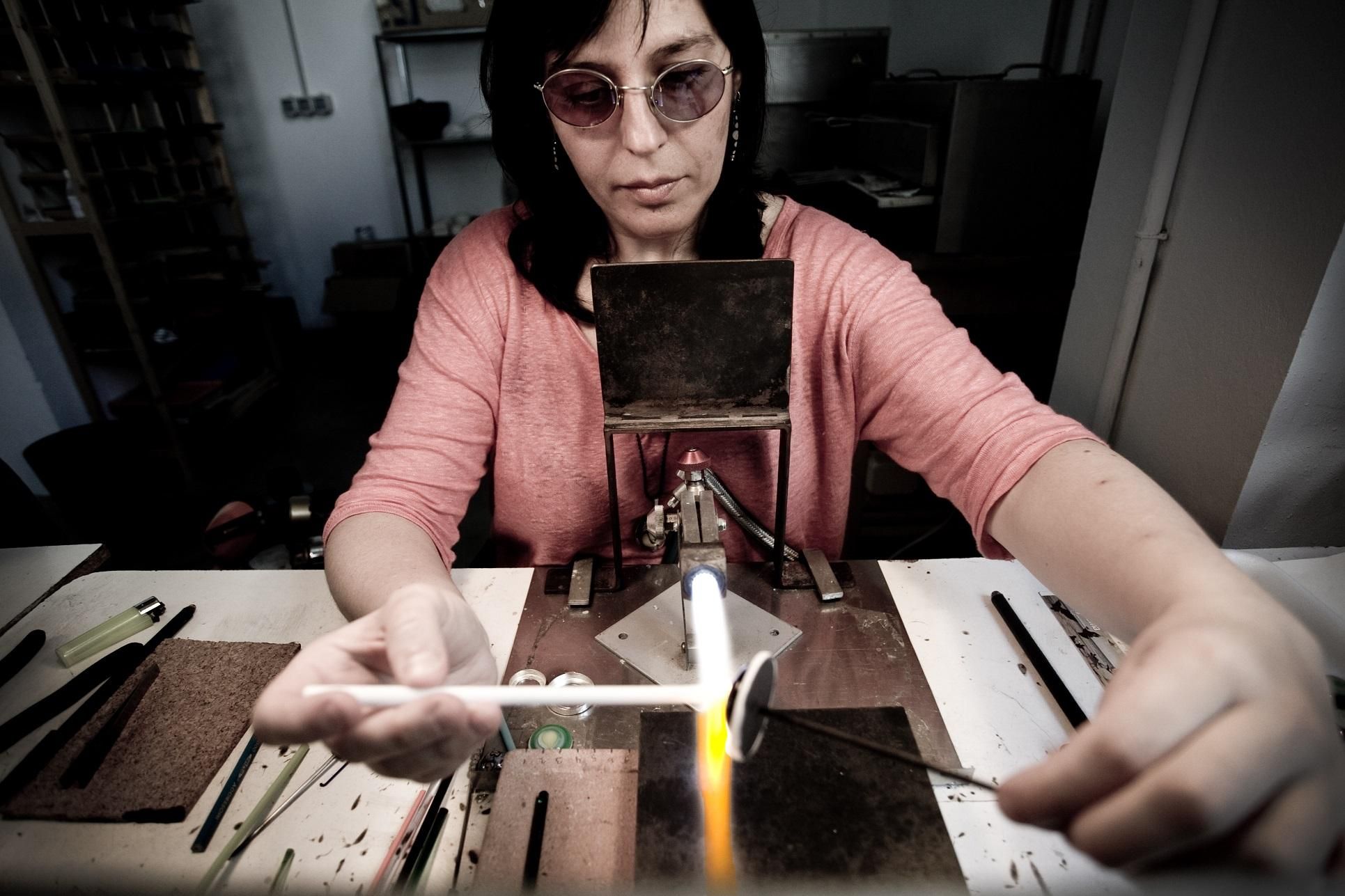 Sonia comparte su estudio con Miguel. Se dedican  al diseño y elaboración artesanal de joyas de vidrio. También realizan maravillosas reproducciones arqueológicas de vidrio antiguo.