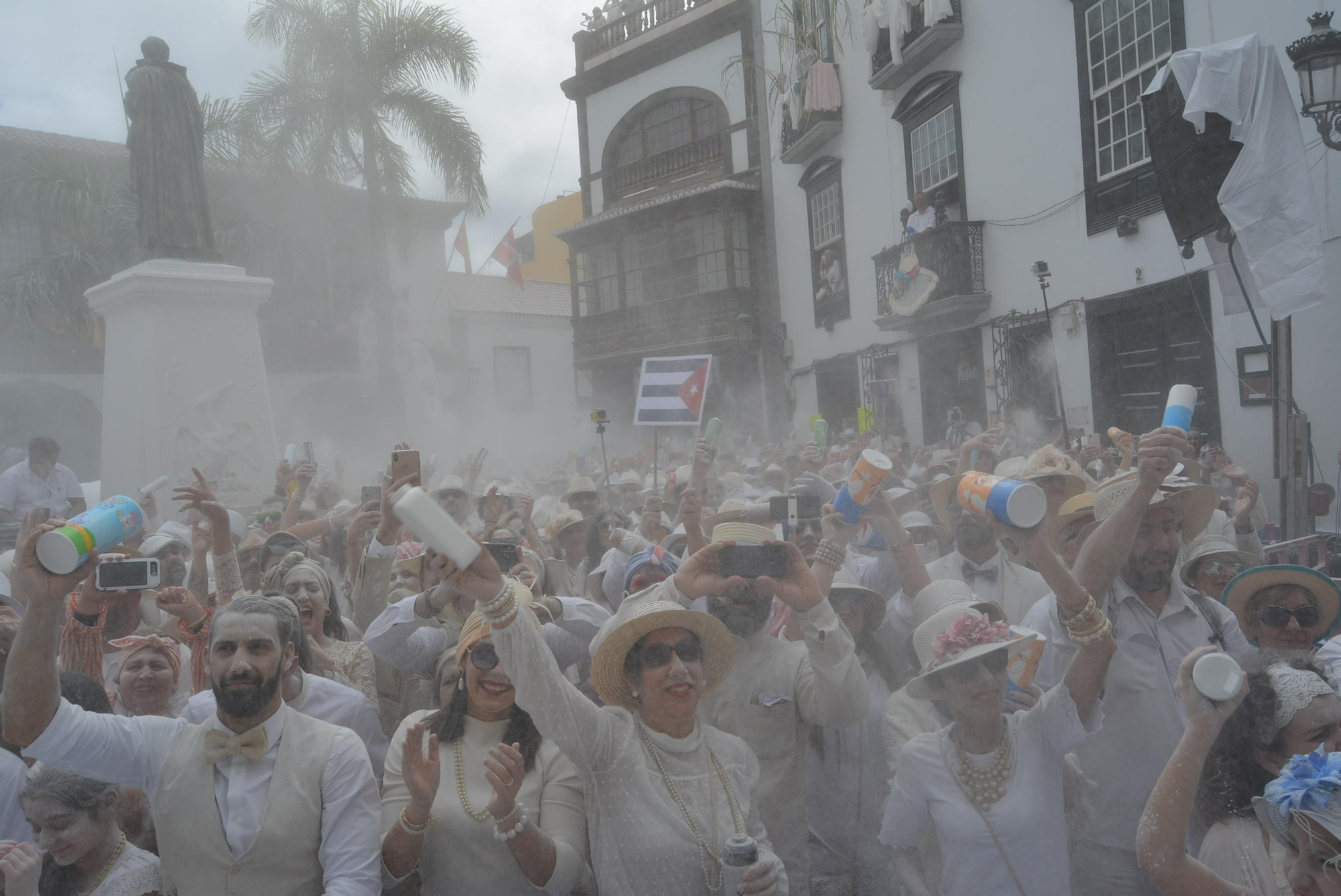 Una marea indiana, al ritmo del son cubano,  ha inundado de diversión Santa Cruz de La Plalma. Foto: LPA